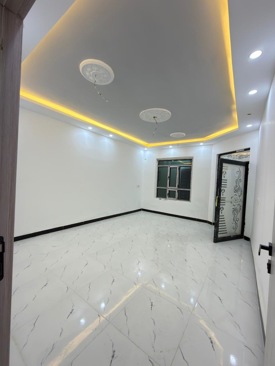 دار 🏠 للبيع في تكريت الديوم منطقة ال14
من ارقة مناطق الديوم 
المساحة 150 متر ركن واجهة 10 نزال 15
الدار زيرو شغل فول الفول
الدار بموقع مميز قريب من المدارس والسوق ومقابيل شارع 60م
الدار ركن على شارع 20م وعلى شارع 15م
يتكون الدار من 
ثلاث غرف نوم 🛌 
واستقبال ومطبخ نضام حار بار وكراج يسع سيارة
ومجاميع صحية ومناور
الدار سحب مغربي ابواب داخلية تركي
شبابيك المنيوم ابواب خارجية قاصة
الدار بأسمي وتحويل مباشر
للاستفسار الاتصال/***********
