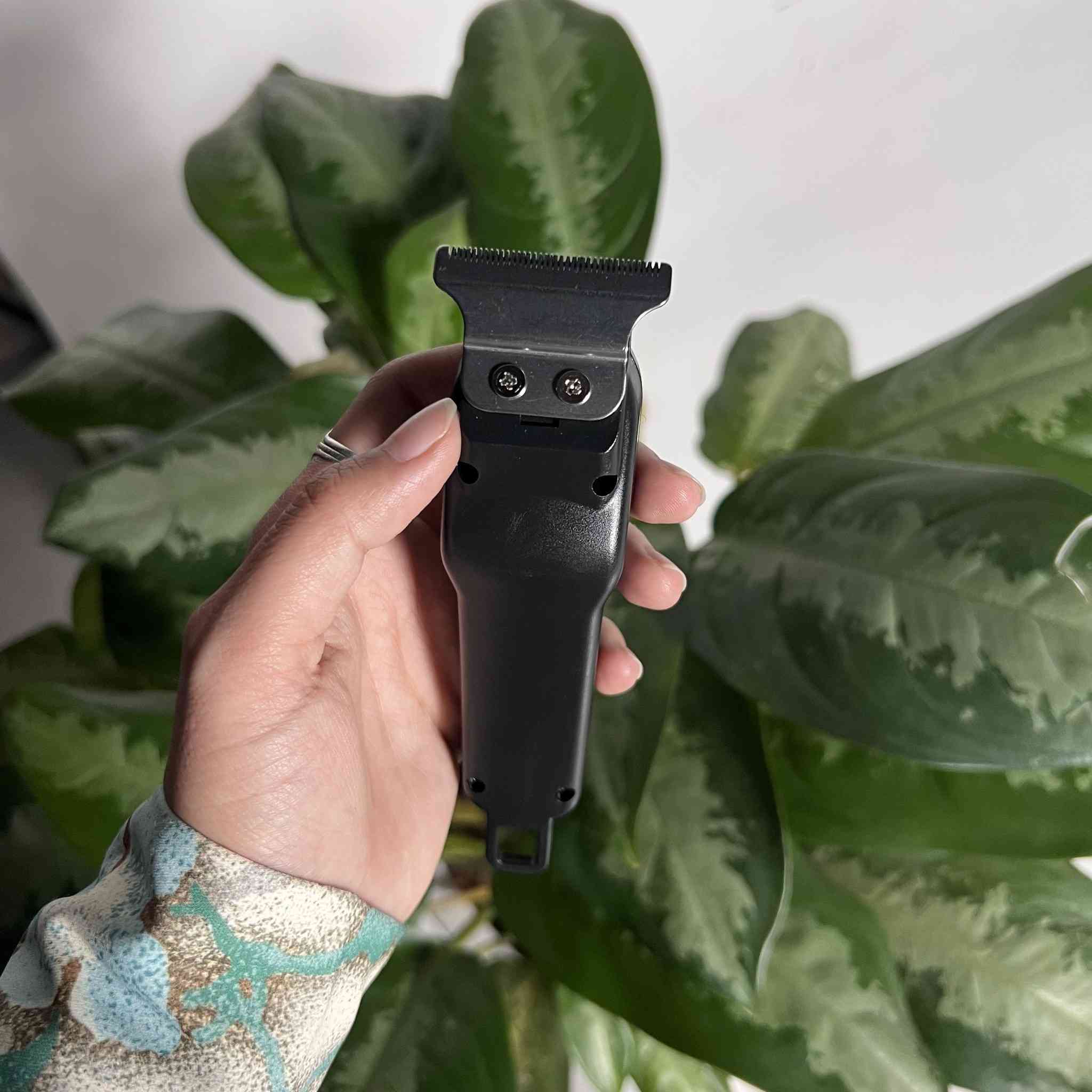 السلام عليكم ورحمة الله وبركاته
يتوفر مكينة حلاقه رقمية شحن
السعر 15 الف + التوصيل مجاني لجميع محافظات العراق
للطلب تواصل خاص

معلومات عن المكينه 👇

ماكينة حلاقة احترافية Z-2972 بشاشة رقمية – قابلة للشحن Type-C

ماكينة حلاقة احترافية بتصميم عملي وشاشة عرض رقمية لعرض مستوى البطارية، مناسبة للاستخدام الشخصي بسهولة وراحة.

• شاشة رقمية لعرض نسبة البطارية بشكل واضح

• تعمل بدون سلك (Cordless) وقابلة لإعادة الشحن

• شحن عبر منفذ USB Type-C

• قدرة عالية مع اهتزاز منخفض (High Power – Low Vibration)

• قص مريح (Comfortable Cutting)

• نوع المنتج: ماكينة حلاقة شعر
• الموديل: Z-2972
• الكود: HG-01
• قابلة لإعادة الشحن
• جهد الإدخال: 5V
• أقصى مدة شحن: لا تتجاوز 3 ساعات
• درجة حرارة الشحن: من 5° إلى 35° مئوية
• الشاشة: عرض رقمي لنسبة البطارية

محتويات العلبة:
• ماكينة الحلاقة
• أمشاط تحديد (Limited comb set)
• كابل شحن USB
• فرشاة تنظيف
• زيت تشحيم


**إذا كنت صاحب هذا الإعلان وتريد حذفه لأي سبب، رجاءا أرسل رسالة إلى الدعم الفني**