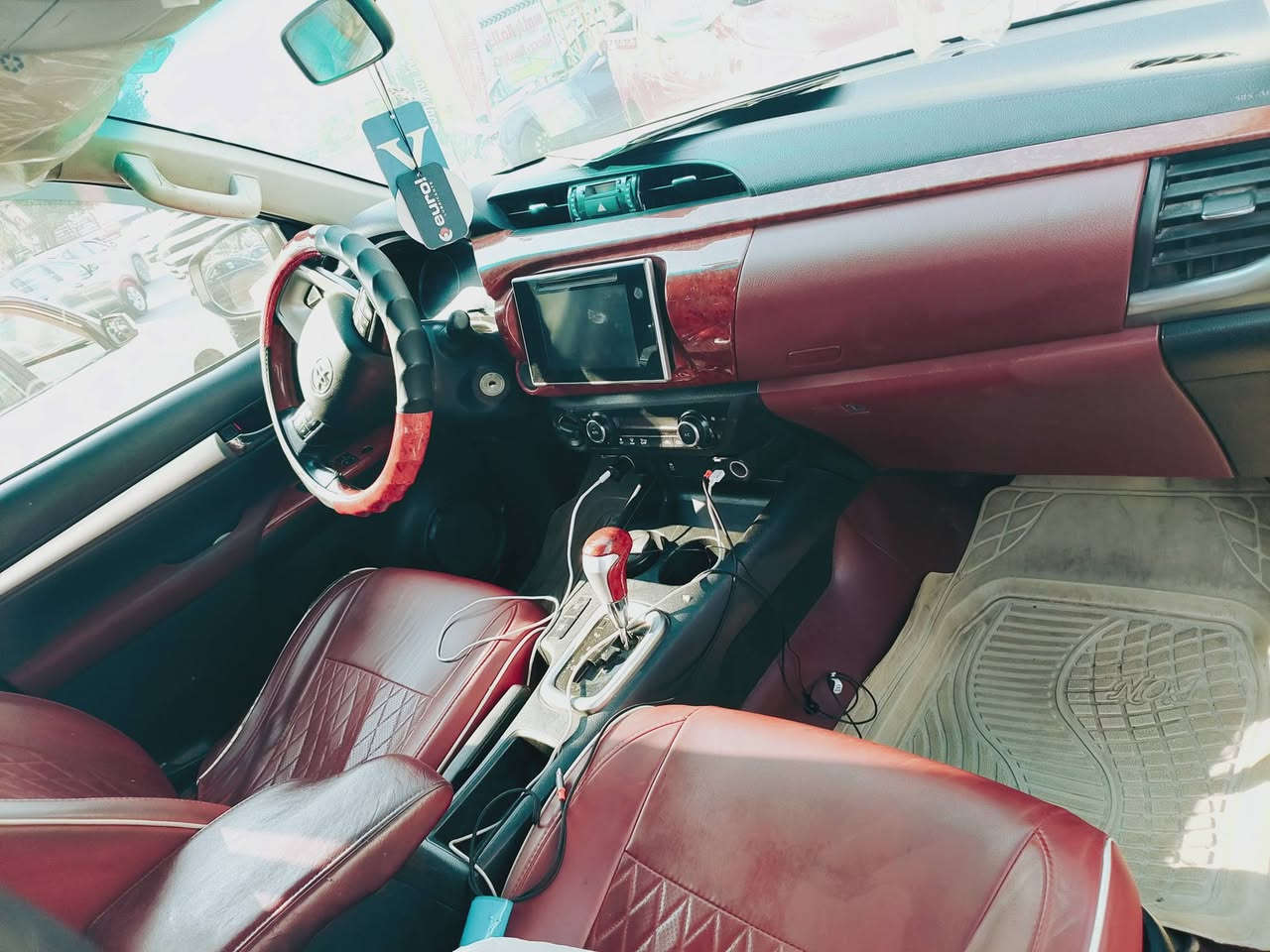 .السلام عليكم
ها يلوكس موديل 17
سياره بلادي سونار موجود بل منشور 
كير محرك تبريد مكينه كفاله عامه 
تخم تاير شواصي مكفولات بلادي 
دوخل نظيفه سياره حلو معنا الكمله بل عافيه ياخذها 
رقم بغداد نكليزي سنويا جديد تحويل ثاني يوم 
سعار سياره 255بي مجال شي بسيط
العنوان بغداد بلديات نتصل وتدلل 
***********
