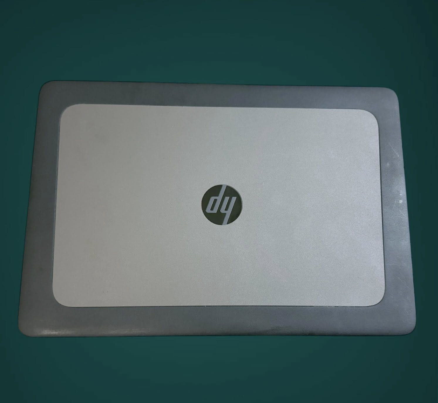 للبيع: HP ZBook 15 G3 - نسخة Xeon الاستثنائية 💻🚀
الوصف:

للبيع محطة عمل متنقلة (Mobile Workstation) من الفئة العليا، جهاز HP ZBook 15 G3 الغني عن التعريف، لكن هذه المرة بنسخة الـ Xeon المخصصة للمحترفين والمهندسين. الجهاز بحالة "شبه جديد" (نظيف جداً) ومثالي للعمل المتواصل والرندر الشاق.

المواصفات التقنية الكاملة:

• المعالج: Intel Xeon E3-1505M v5 (أداء جبار، استقرار عالي جداً، يتفوق على فئات i7 في الرندر).

• الذاكرة (RAM): سعة 16GB DDR4 (يحتوي على 4 منافذ للرام، مما يتيح لك التطوير بسهولة حتى 64GB).

• التخزين: هارد 512GB SSD من نوع NVMe (سرعة فائقة في التشغيل وفتح البرامج الكبيرة).

• كرت الشاشة: منفصل Nvidia Quadro M1000M 2GB (كارت احترافي معتمد يضمن لك استقرار البرامج الهندسية).

• الشاشة: 15.6 بوصة بدقة Full HD IPS (ألوان حقيقية وزوايا رؤية ممتازة للتصميم).

• التبريد: نظام تبريد مزدوج (مروحتين) للحفاظ على برودة الجهاز تحت أقصى ضغط.

البرامج التي يعمل عليها الجهاز بسلاسة تامة:

الجهاز مخصص ومعتمد لتشغيل البرامج التالية بأداء مستقر:

✅ الهندسة والـ CAD: AutoCAD, Revit, SolidWorks, Civil 3D.

✅ التصميم والجرافيك: Adobe Photoshop, Illustrator, InDesign.

✅ المونتاج والرندر: Adobe Premiere Pro, After Effects (FHD projects), 3ds Max, Maya.

✅ البرمجة والمحاكاة: Virtual Machines, MATLAB, Python environments.

الملحقات والحالة:

✅ الجهاز نظيف جداً وخالي من العيوب التقنية أو الخدوش الواضحة.

✅ يأتي مع الشاحن الأصلي (ضروري جداً لتشغيل المعالج بكامل قوته).

✅ البطارية بحالة جيدة جداً.

السعر المطلوب: [500,000 الف دينار] (قابل للتفاوض البسيط) مع (ماوس و حقيبه)هديه

المكان: كربلاء

للتواصل والاستفسار: [ha9_k] معرف التليكرام للتواصل او الماسنجر


**إذا كنت صاحب هذا الإعلان وتريد حذفه لأي سبب، رجاءا أرسل رسالة إلى الدعم الفني**