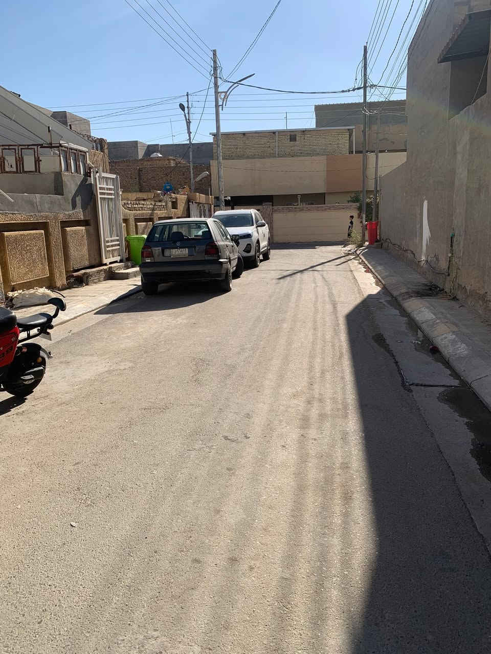 للبيع بيت في حي الضباط الأولى

📍 الموقع: خلف شارع
📍 قريب جداً من جامع الحضرة

✅ المساحة: ٣٠٠ متر
✅ الواجهة: ١٥ متر
✅ النزال: ٢٠ متر
✅ شارع8متر 

يتكون البيت من:
🔹 غرفتين نوم
🔹 صالة
🔹 هول
🔹 استقبال
🔹 كراج

📑 نوع الملك: طابو صرف (سند رسمي

إذا تحب تعرض عقارك للبيع أو للإيجار، تواصل ويانه واحنا نتكفل بالتسويق والوصول للزبون المناسب.

📞 ***********
📍 الأنبار - الفلوجة
#الانبار #عقارات_الفلوجة #بيع_وشراء_العقارات #إيهاب_للتطوير_العقاري

