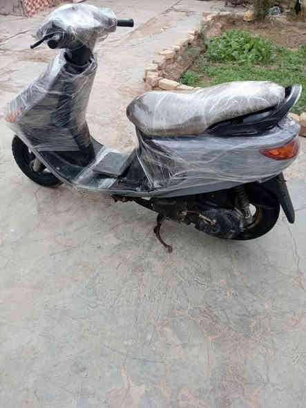 سلام عليكم فراشة لون سمنتي للبيع دراجة مكفولة من كلشي شرط تجي وتفحص سلف هندر كهربائيات كلة شغال دراجة جديدة كلش  سعر 375 وبيها مجال مكال قضاء عفك رقم ***********
