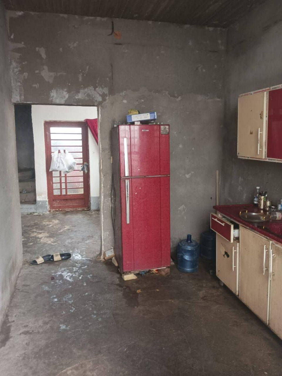 دار للبيع بسيد اسماعيل
حي الصادق شارع الرابط الثاني 
بصف مجمع ابن حلوه مقابل شارع
الضغط المؤدي الى ملعب اليرموك 
بيت 70متر مربع ركن ابداية الحي 
ثالث شارع وركنين.. ومقابل البيت 
فضاء مفتوح يعني ماكو بناء مقابيلك.. 
البيت طابقين الاول استقبال 6متر
ومطبخ وطارمه وصاله مفتوحه على طول البيت وحمامات خارجيه 
وداخليه.. 
والطابق الثاني غرفتين وحمامات 
الطابق الثاني بحاجه الى لبخ.. 
الموقع تحفه.. 
الارض سند25
المكاتبه والتحويل مباشره مع صاحب الارض.. 
السعر53مليون وبيه مجال بسيط
يرهم مراوس مع الفرق 
 ويرهم مراوس بقطعه وتنطون فرق 
ويباع نقدا... 
اي استفسار راح تحصلوني واتساب
***********
