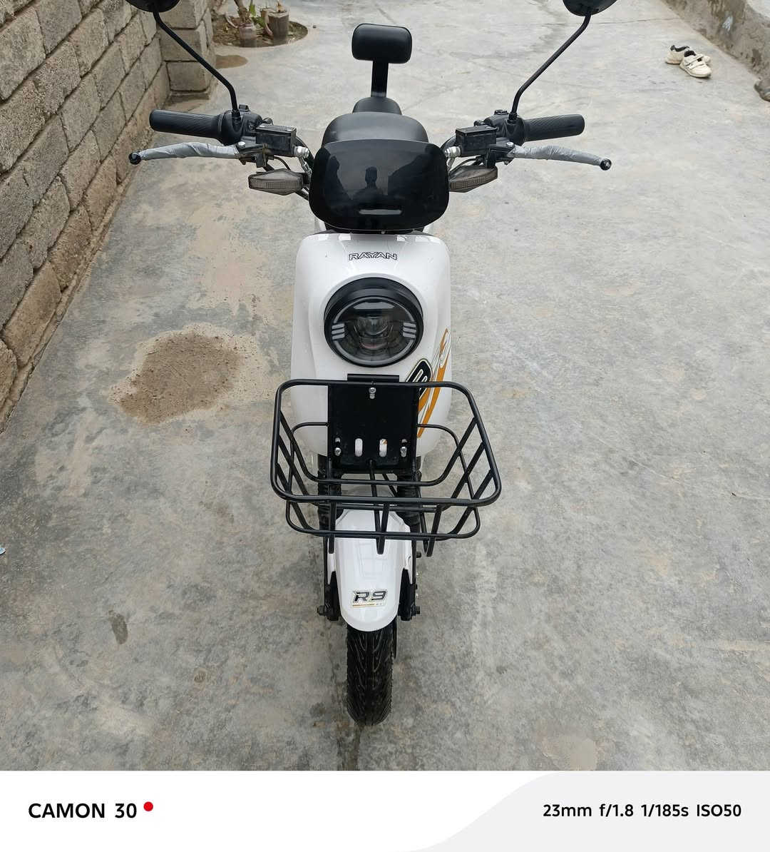 السلام عليكم 
للبيع موطور شحن R9 
السعر 500 
(مواصفات) 
4 گير
منفذ USP
بصمه 2 سويچ 2
شاشه جديدة
تشغيل عن بعد 
بي مكبر صوت 
لايت عالي ناصي
بريكات (ورة .گدام) 
دبلات 
اشاير يمين يسار 
تواير جدد 
الموطور حيل نضيف 
مستعمل اقل من شهرين 
بعدو جديد
(بي كسر بسيط بل جاملق الامامي مثل ما موضح بل صورة) 
الهاتف ***********
