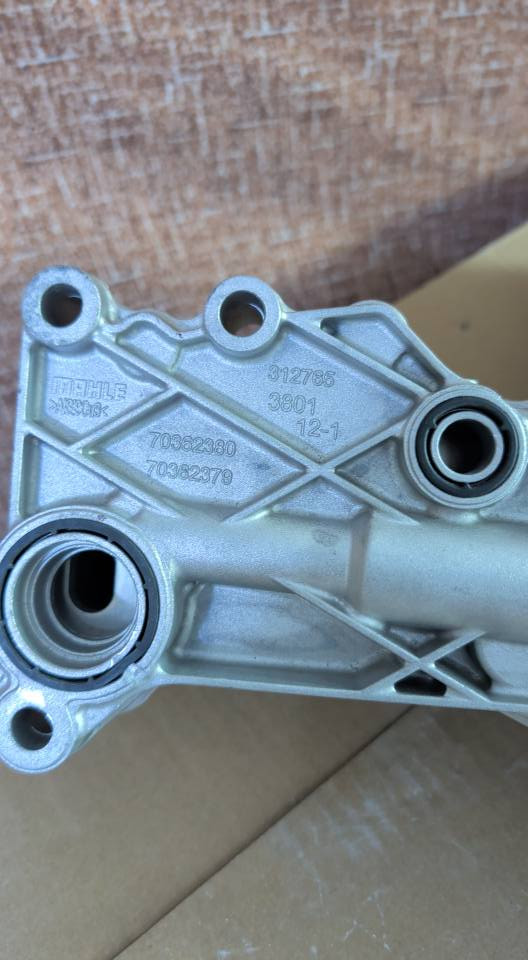 هاوزن دهن مرسيدس أصلي (MAHLE BEHR) ألماني
السلام عليكم،

متوفر هاوزن دهن (قاعدة فلتر مع مبردة) لسيارات مرسيدس.

القطعة أصلية بلادي ماركة (MAHLE BEHR) صناعة ألمانية، الختم والرقم واضح بالصور.

رقم القطعة: A 651 180 11 65

يرهم على محركات مرسيدس (OM651) الديزل (سبرنتر، فيتو، E-Class، C-Class).

القطعة جديدة ونظيفة ومو تجاري


**إذا كنت صاحب هذا الإعلان وتريد حذفه لأي سبب، رجاءا أرسل رسالة إلى الدعم الفني**