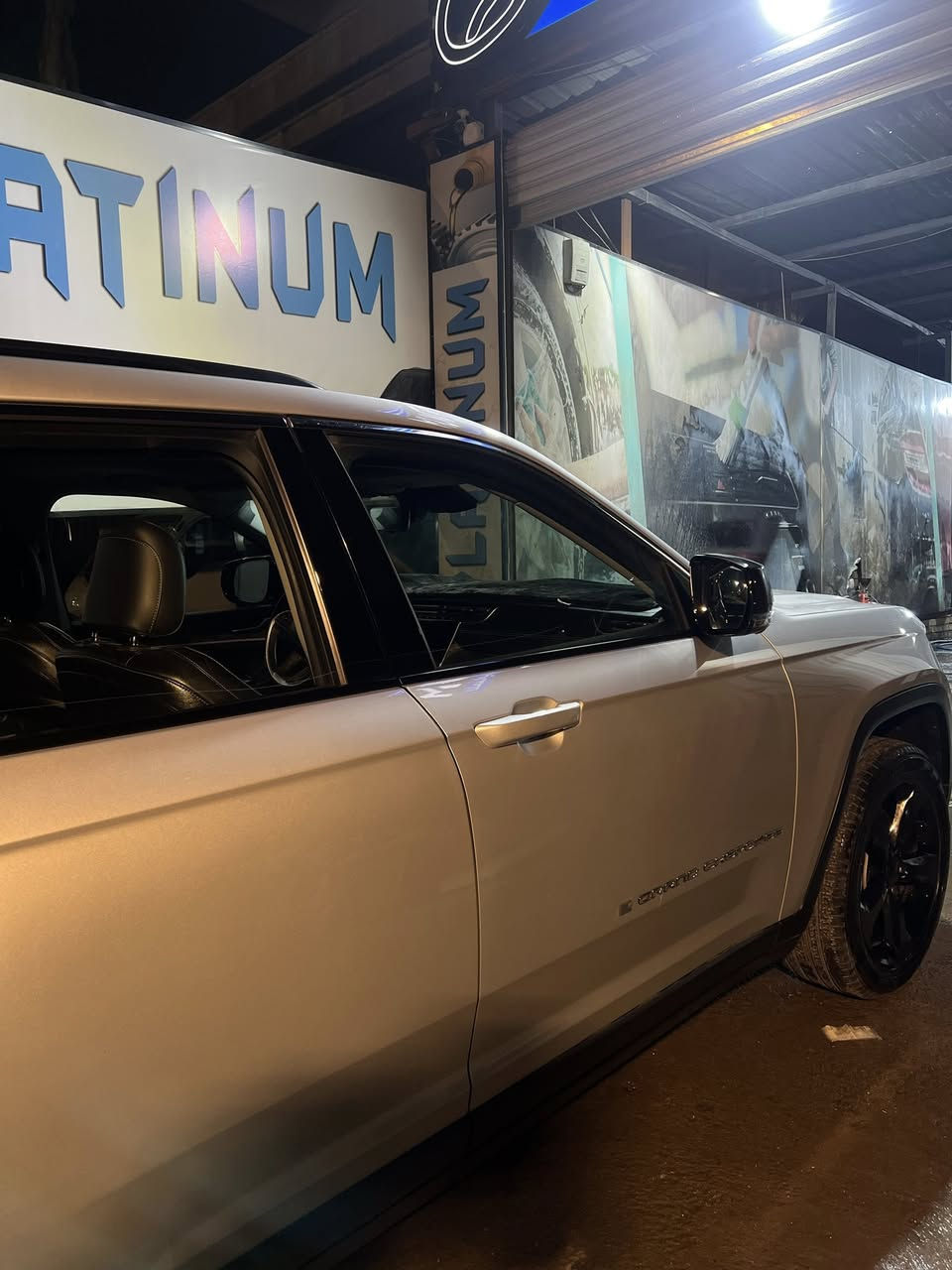 جيب ٢٣ للبيع لمتد بلاص اعله فئه من اللمتد كلين بدون حادث 
***********   مكان السياره بالعطيفيه
مواصفات
راداد ٣٦٠ درجه
٦ كامرات ٣٦٠ مع كامره داخليه لمراقبه الاطفال
كشنات كهربائيه تدفئه وتبريد 
كشنات خلفيه ملكي منفصل تدفئه
المكينه ٣٦٠٠ سته سلندر
لايت زنون
ويل حجم ٢٠ تايرات بيرلي اصلي سعر٩٠٠$
فتحه السقف بانوراما
السياره سبعه راكب وجديده بمعنى الكلمه اني مستوردها وعله ايدي من دخلت لحد هسه مابيها قطره صبغ السياره البجم مالها مفتوح ب امريكا واجتي اهنا نشدت الغراض بيها
ماشيه السياره ٢٨ و مندخلت للعراق جانت ماشيه ٢٠ الف
