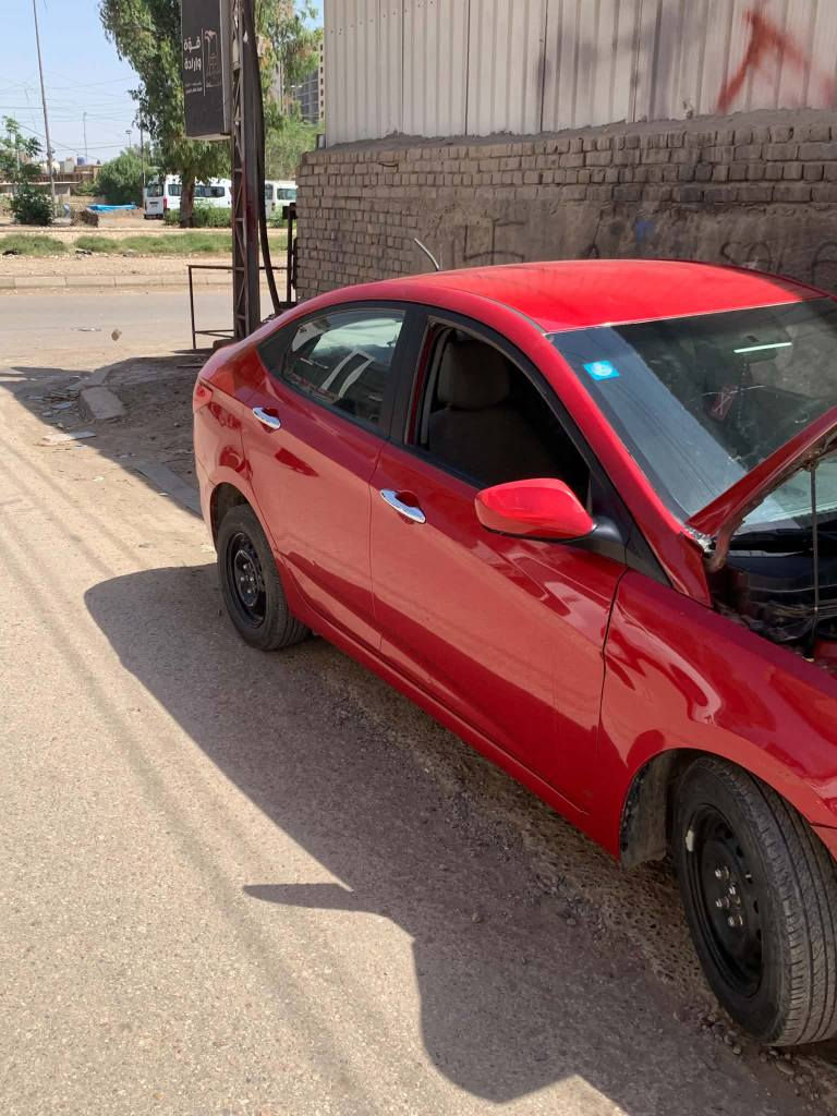 سلام عليكم اكسنت موديل ٢٠١٧ وارد أمريكي حادث جاملغ ايسر وبنيد وبيها فعصه صغيره بالتكمه بسبب الهويه الصارت قبل فتره طارت عليها قمريه السياره بيها منظومه غاز صدر ومكينه وكير وتبريد خير من الله ه تاير جديد رقمها بغداد 
ومكانها بغداد للإستفسار الاتصال بالرقم *********** بغداد, العراق
