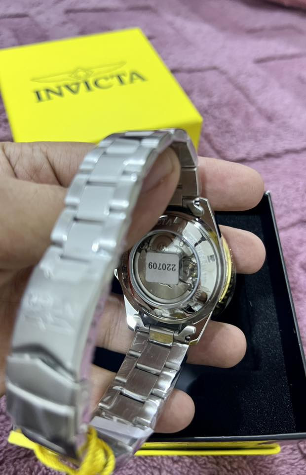 ⌚ ساعة Invicta أصلية – أوتوماتيك قطر ٤٠ ⌚

🔹 الحركة: أوتوماتيك (تعمل بدون بطارية)
🔹 الفئة: Professional Diver
🔹 مقاومة الماء: 200 متر
🔹 الزجاج: كريستال مقاوم للخدش
🔹 الإطار: دوّار (Diver Bezel) أسود مع تفاصيل ذهبية
🔹 لون المينا: ذهبي مع مؤشرات مضيئة
🔹 السوار: ستانلس ستيل

✨ ساعة قوية وفخمة، مناسبة للاستخدام اليومي والسباحة
✨ ماركة عالمية معروفة بتصاميم الغواصين

📍 السعر: 200 الف
📞 للتواصل: خاص او واتس اب
***********

