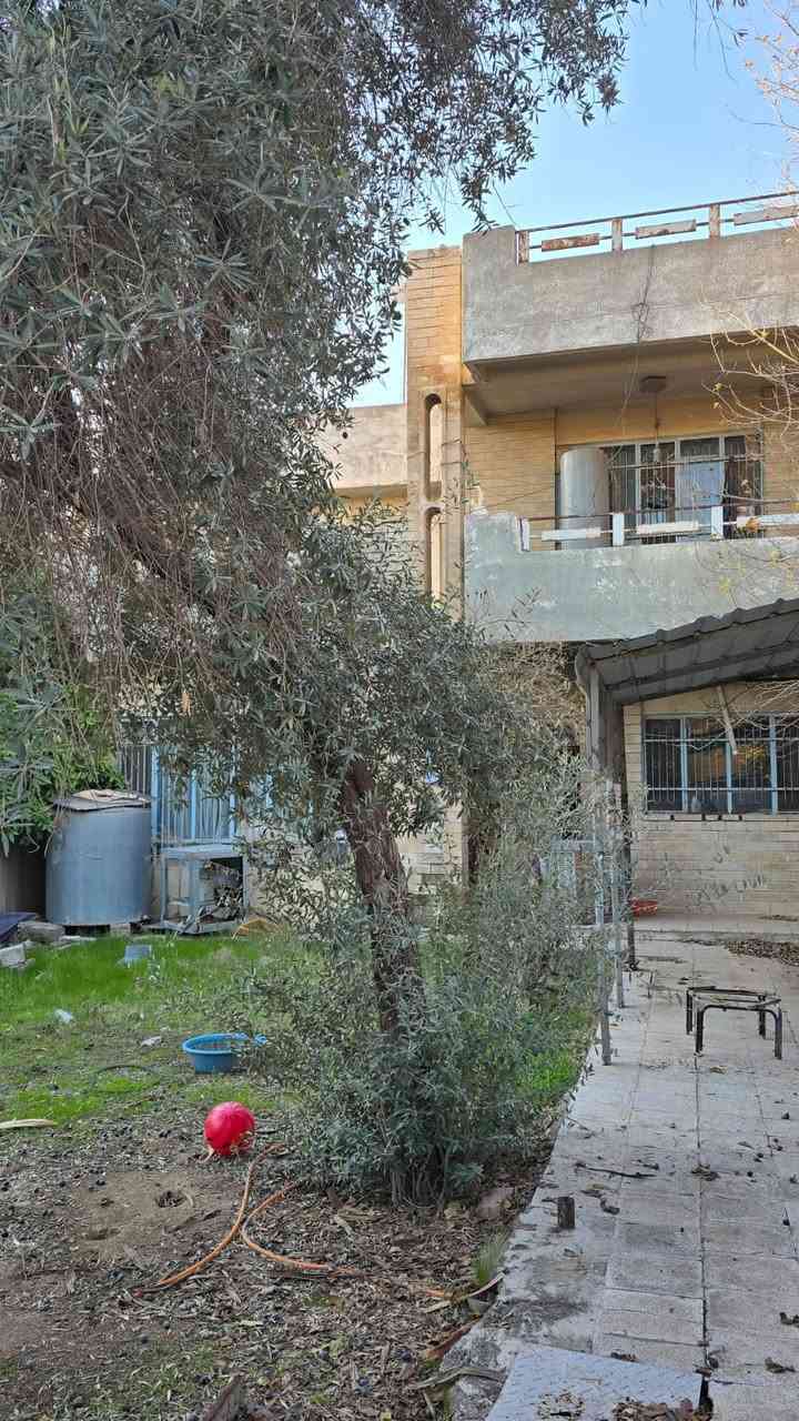 سلام عليكم
بيت 🏠 للبيع في حي المثنى قرب فرع ديوان موقع مميز 
بناء قديم سند طابو الزهور شرط التحويل
مساحه البيت 300 متر واجها 10 متر 
يحتوي البيت ع استقبال وهول وغرفتين نوم 🛌 ومطبخ وصحيات ومناور وكراج سياره وحديقه 
طابق الثاني هول و3 غرف نوم 🛌 وصحيات وبلكون 
للاستفسار عن سعر البيت الاتصال ع الرقم 
***********
***********
