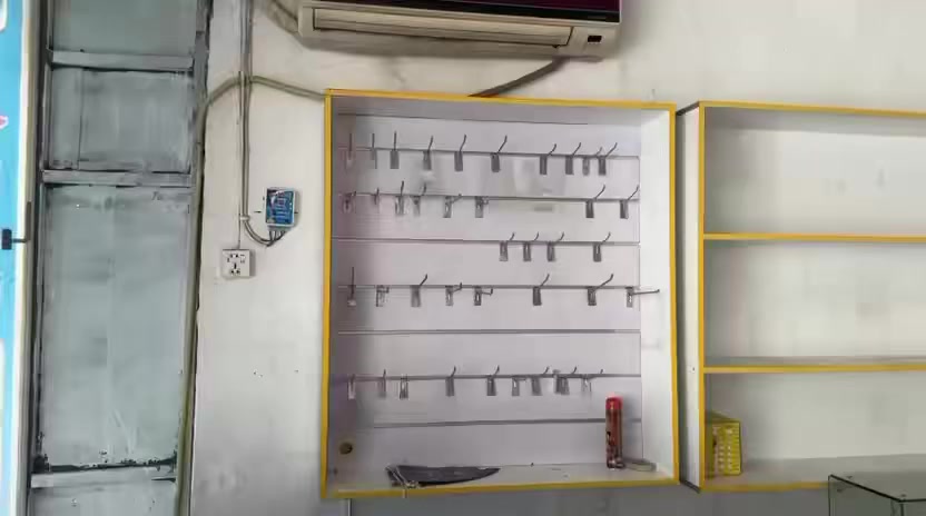 غراض محل متكامله للبيع عنواني نجف حي الانصار وهذارقمي ***********
