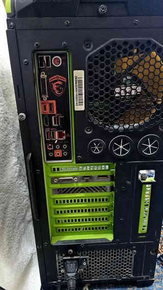 كمبيوتر للألعاب مع شاشة 2k مسطحة
مواصفات 
NVIDIA GEFORCE GTX 1050 TI 4 GB 
ذاكرة الرام 16
المعالج lntel  i7  جيل السابع 
الشاشة 2k مقياس 27 هرتز 165
***********
مكاني نجف
