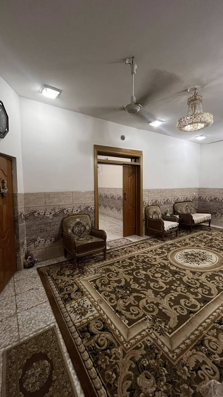 @السلام عليكم بيت مساحة 150 متر يبعد عن ضريح الامام الحسين مشي 5 دقايق يحتوي على 7  غرف نوم + استقبال +صالة + مطبخ+ 6 حمامات
بستنة اقرار محكمة سند 25  كربلاء الروضتين السعر 590 مليون 
***********
