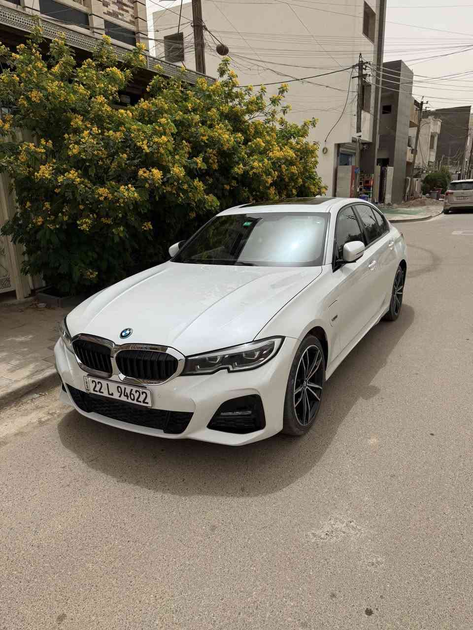 السلام عليكم
للبيع Bmw  موديل 2022 رقم اربيل 330e كهرباء +هايبرد+بانزين فول ماشية 45 كيلو متر  مكان السيارة 
بغداد
حي الجامعة 
للاستفسار اتصال ***********
