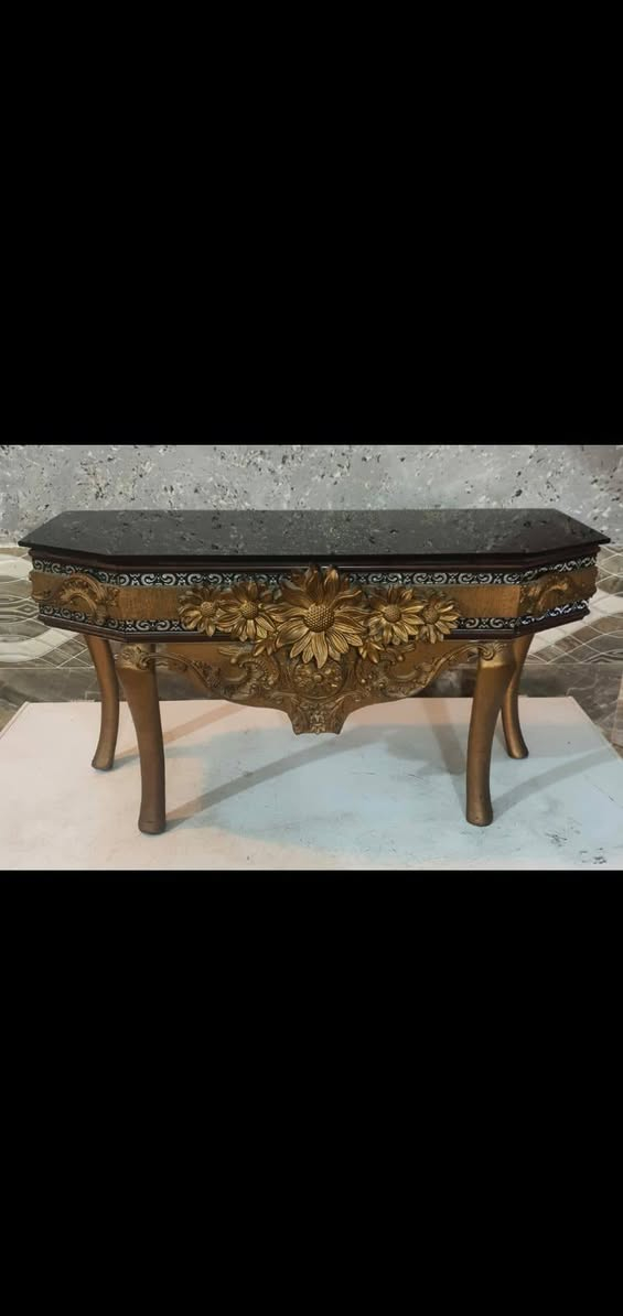 ميز انتيكه طول 90 وعرض 40 السعر 50 بغداد الغزاليه ***********
