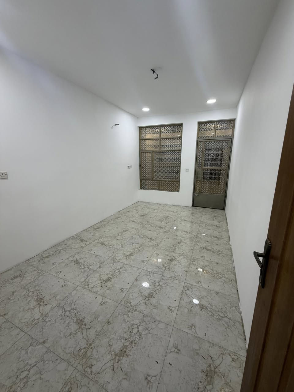 مشتمل للبيع الشعب شارع عدن مقابيل جاتو باريس
المساحه ٧٥ متر واجهه ٣ ونص نزال ٢٠  استقبال وخدمات 

ومطبخ وحمام خارجي وغرفه نوم وحده جوه مع ترك 

الطابق الثاني غرفتين نوم وخدمات بناء ٢٠٢٤ سعر ١٧٥ مليون

معروض بمكتب الكناني ***********
