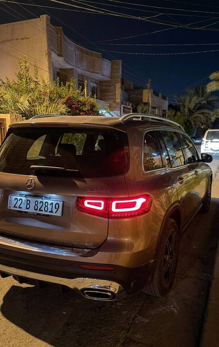 الموديل والفئة: مرسيدس  /2022 GLB 250 بكيت AMG رياضي كامل.4matic
. 
#السعر 280
#للأستفسار ***********
بغداد
لون مميز بدون صبغ 

وارد امريكي حادث التاير الايمن فقط 💯
​المحرك: 4 سلندر، سعة 2500 لتر توربو، قوي جداً واقتصادي بالبنزين.

داخل جي كلاس
ماشيه 24 

دفع رباعي عملاقه

تدفئه بالمقاعد
مقاعد كهرباء خزن ميموري 

7 راكب 
كامرات 360
حساسات 360
حساس بريك مانع اصطدام

بانوراما
تحكم بالشاشه بالكامل 
استيرن D

​الجير: أوتوماتيك مع شفرات تبديل (شفتات) خلف الستيرن.
​المسافة المقطوعة: ماشية 24 ألف كم فقط (حقيقية وشبه زيرو).

​اللون: برونزي ميتاليك مميز وفاخر جداً.

​الويلات والتايرات: ويل AMG خماسي الأضلاع بلادي، مع تايرات كونتيننتال (Continental) نظيفة جداً.

​اللايتات: فول LED أمامية ذكية مع زينون نهاري، ولايتات خلفية LED حديثة.

​الفتحة: سقف بانوراما بالكامل.
​الداخلية: كشنات جلد أسود ملكي بحالة الوكالة وتطريز بلادي مميز.

​التحكم بالانتيرير: كشنات كهرباء بالكامل مع ذاكرة خزن ميموري (Memory Seats).

​الشاشات: شاشة عدادات ديجيتال متصلة بالشاشة الوسطية (نظام MBUX الحديث) مع ماوس تحكم لمس.

​الإضاءة الداخلية: إضاءة محيطية (Ambient Lighting) بـ 64 لون تختارها بكيفك.

​التبريد: تكييف لمس عالي الكفاءة مع فتحات توربينية خلفية وأمامية.

​النظافة: السيارة بحالة ممتازة جداً، حتى أرضيات الكشنات الخلفية بعدهه بنايلون الشركة.

​الرقم اربيل 22
​
السعر 280 بيهه مجال للشراي 
***********
