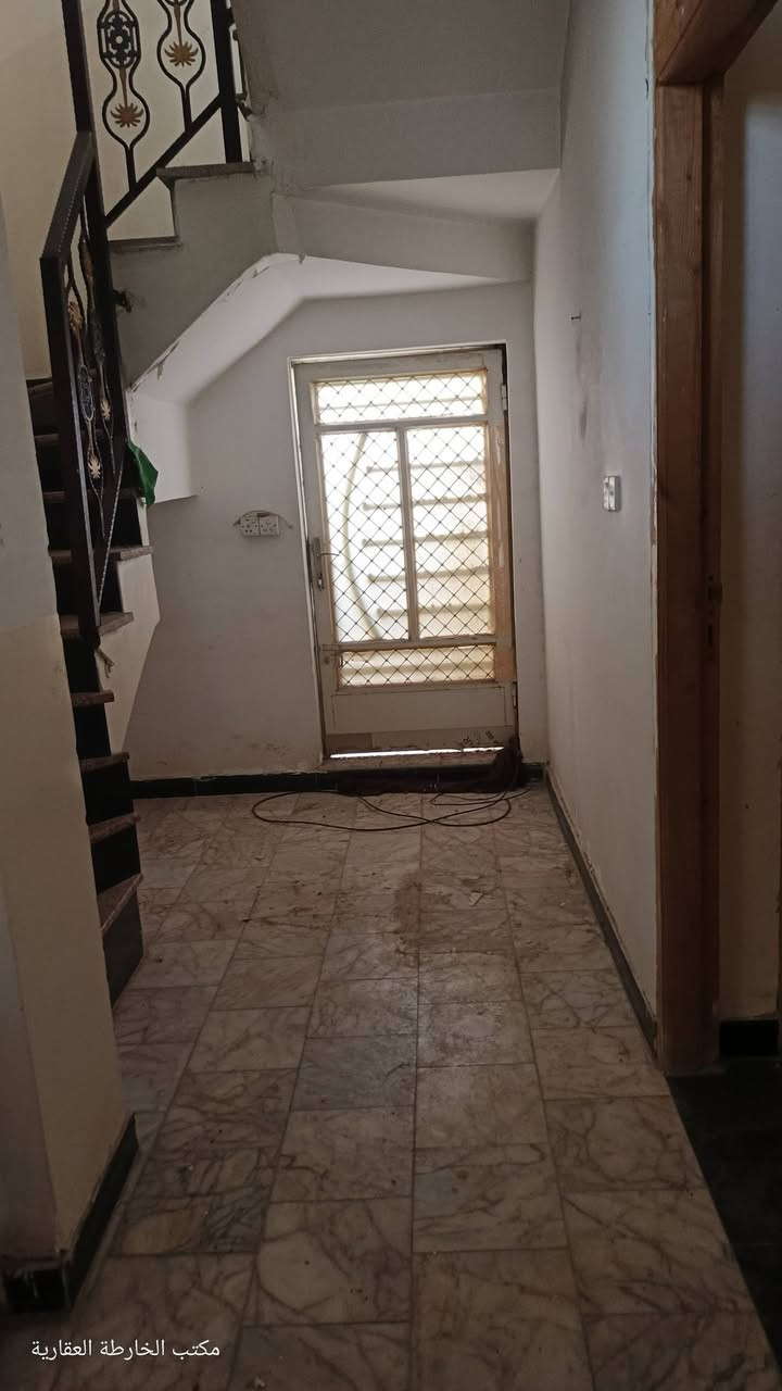 دار للايجار خسرويه قرب دائرة الشؤن
يحتوي على غرفه وصاله ومطبخ ومجمع صحي في الارضي وفي الطابق الثاني غرفتين صغيره للاطفال ومجمع صحي
مطلوب عائله صغيره
قيمه الايجار ٤٠٠ نهائي
مكتب الخارطه العقاريه
***********
