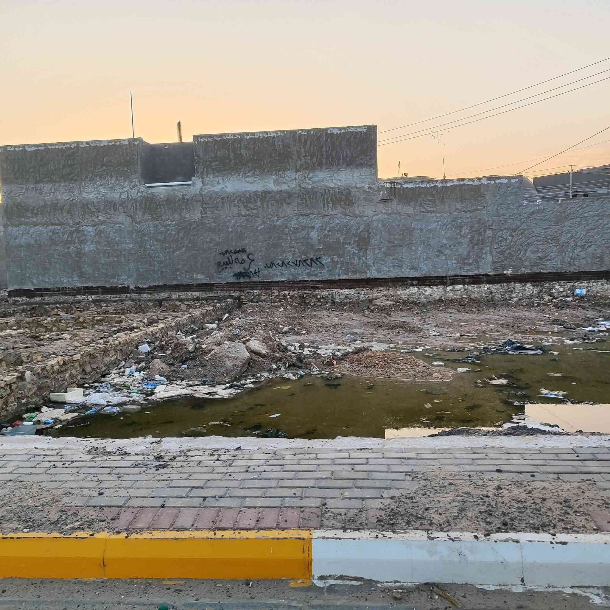 قطعه للبيع حي الحشد المساحه 200متر مقابيل خدمات بصف الركن // رقم العقار 1519 // للاتصال *********** // اومراجعة مكتب الضامن للعقارات عنوان المكتب حي الصدر مجاور صيدلية ركن العلاج
