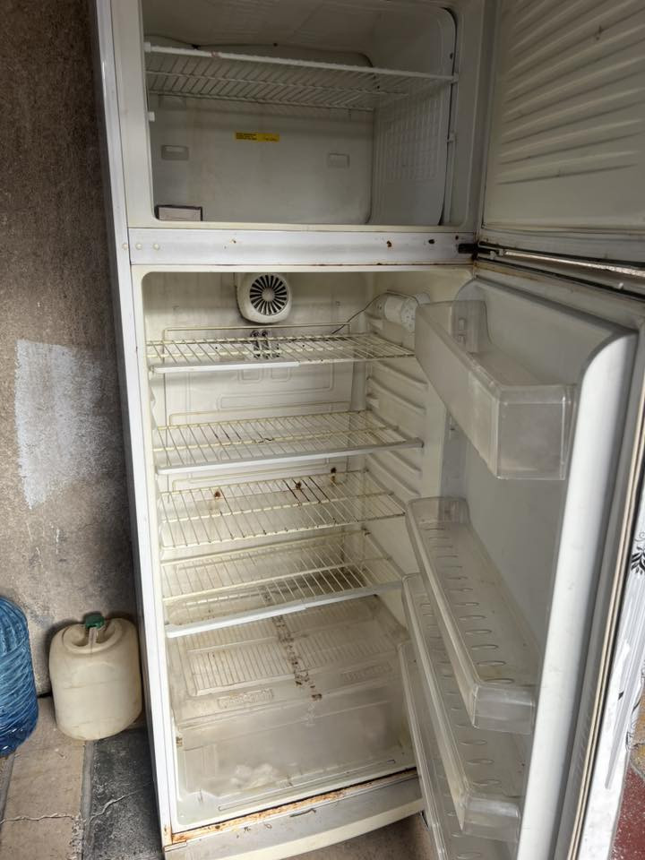 السلام عليكم ثلاجه حجم  كبير نضيفه شغاله وتجميدهه ممتاز سعره 100 وبيهه مجال مكاني حي العامل رقمي ***********
