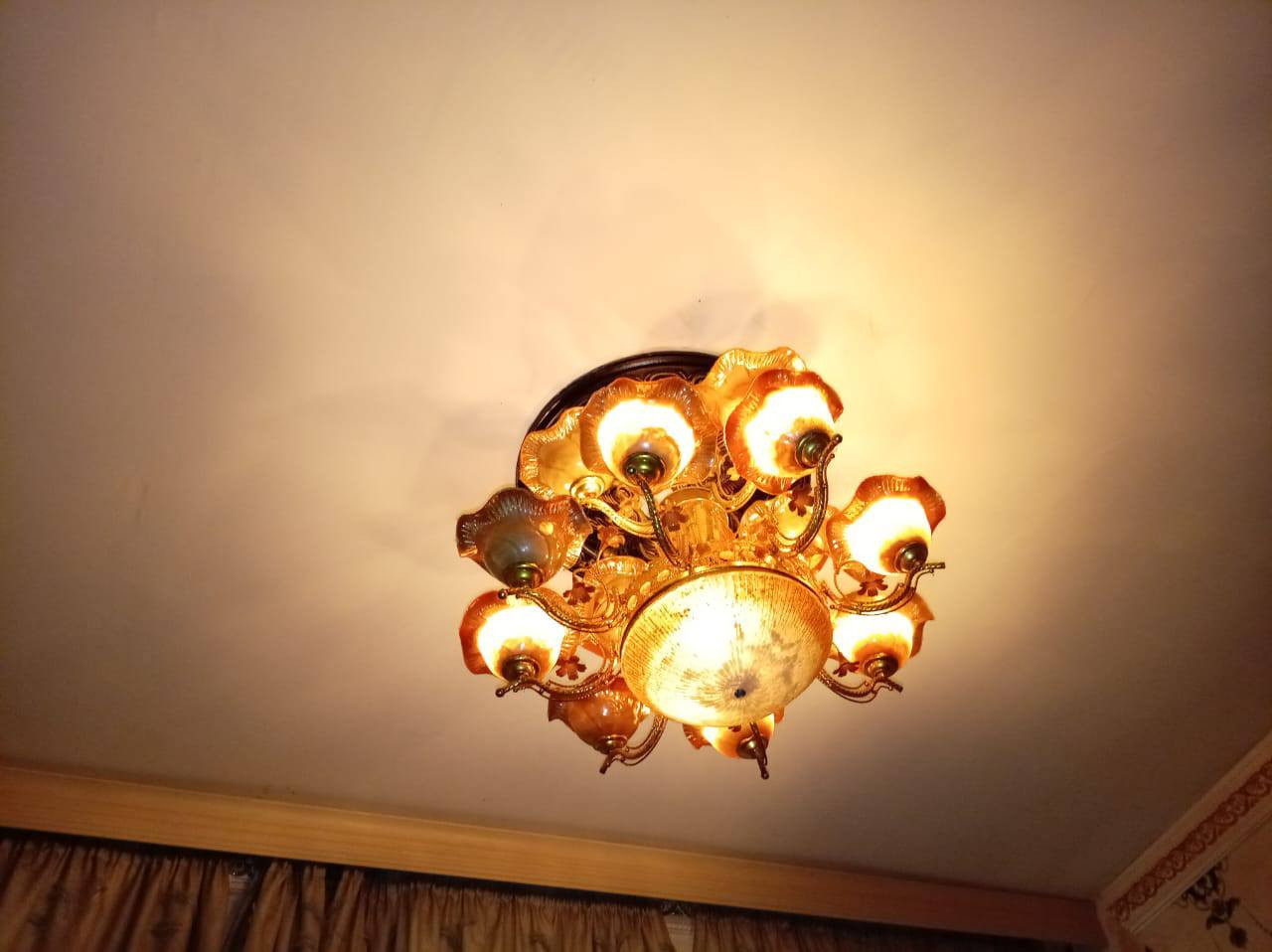 السلام عليكم غراض مستعمله للبيع الثريات 75 الف بس يرادلهن كلوبات الفرن شغال كلشي مابي ب75 الف طاره تبسي ع كهرباء 40 الف غلايه مال كهوه ب15 الف غلايه بخاريه ب25 الف والياخذهن كلهن انزله من السعر مكان  الحسينيه يم مطعم جكن ***********
