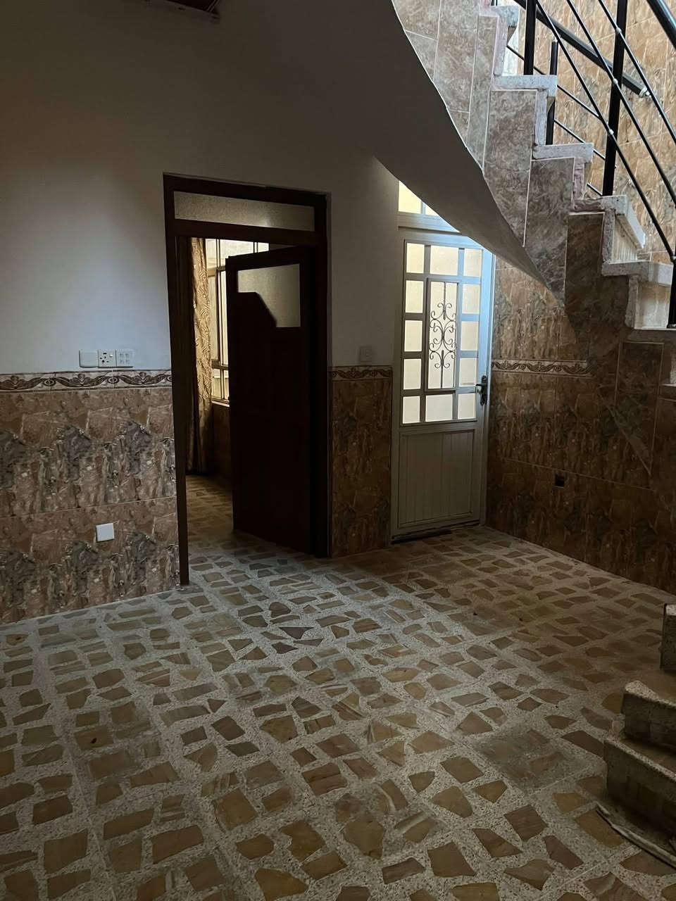 السلام عليكم 

دار للبيع وبسعر مناسب 

دار في حي الصديق الثانية 

قريب جدا من متنزه الصديق ومدرسة الرياض 

مساحةً 108  م

 واجهه 6 م 

اتجاه شروق تام 

طابق واحد 

يحتوي على غرفة نوم واحدة 

هول استقبال مخزن مطبخ وصحيات  وبيتونا 

السعر  140  مليون قابل للتفاوض 

للاستفسار مراجعة مكتب المدينه سايدين الصديق 

***********

***********
