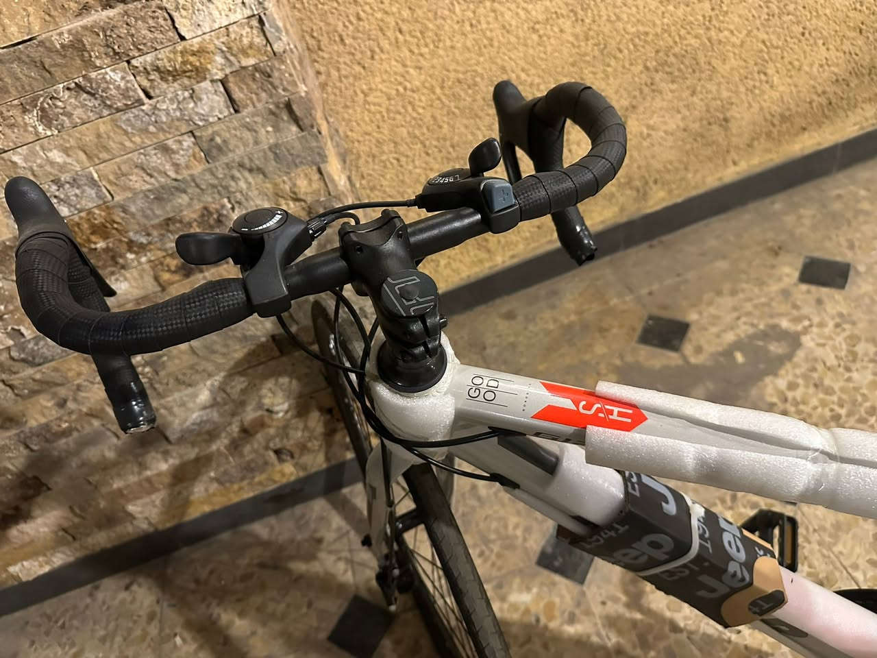 🚲 للبيع | دراجة هوائية رياضية جديدة (زيرو)

فرصة مميزة لاقتناء دراجة هوائية رياضية بحالة جديدة بالكامل، ما زالت مغلفة بأغلب أجزاء المصنع ولم تُستخدم.

المواصفات:
✅ تصميم رياضي أنيق باللون الأبيض.
✅ هيكل خفيف وقوي.
✅ مقود احترافي (Drop Bar) لقيادة مريحة وسريعة.
✅ فرامل ديسك عالية الكفاءة.
✅ إطارات رفيعة مناسبة للشوارع والطرق المعبدة.
✅ ناقل سرعات يمنح أداءً سلسًا في مختلف الطرق.
✅ مناسبة للرياضة، التنقل اليومي، والرحلات.

📌 الحالة: جديدة 100% ولم تُستخدم..
📩 للتواصل عبر الرسائل الخاصة 

لأصحاب الذوق الرياضي، دراجة جاهزة للاستخدام مباشرة وبحالة الوكالة


**إذا كنت صاحب هذا الإعلان وتريد حذفه لأي سبب، رجاءا أرسل رسالة إلى الدعم الفني**