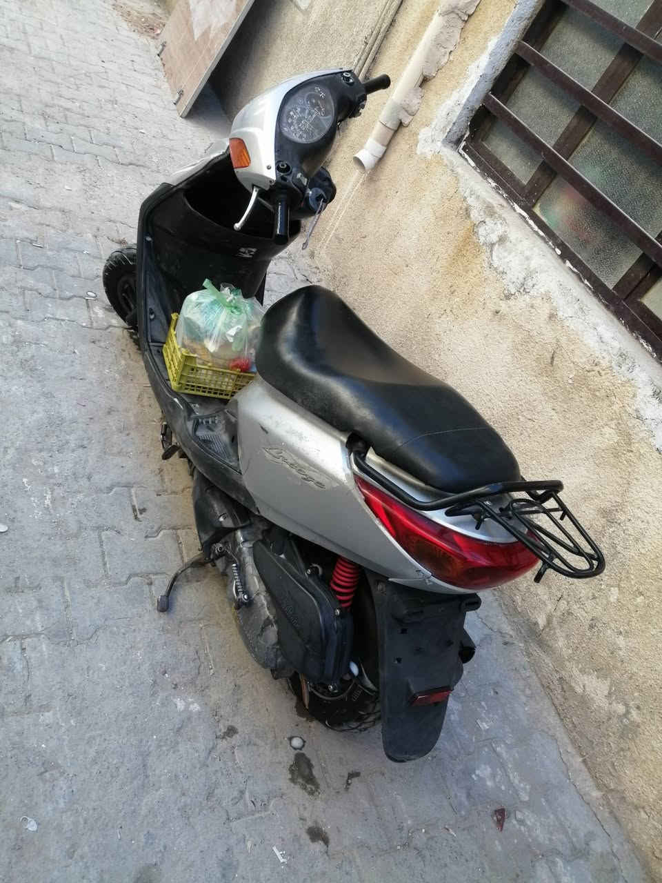 دراجه بريز فحل شغاله سلف هندر كفرات مختمه دبلات جدد قفل جنطه قفل ستيرن كله شغال لايت شغال نقصه بس اشاير اليسره وكيلو وبريك امامي الباقي كله شغال  متر سرعه بس كيج بانزين شغال كابريتر اصليه داجه خير من الله السعر 500 وبيه مجال المكان الحريه  ***********
