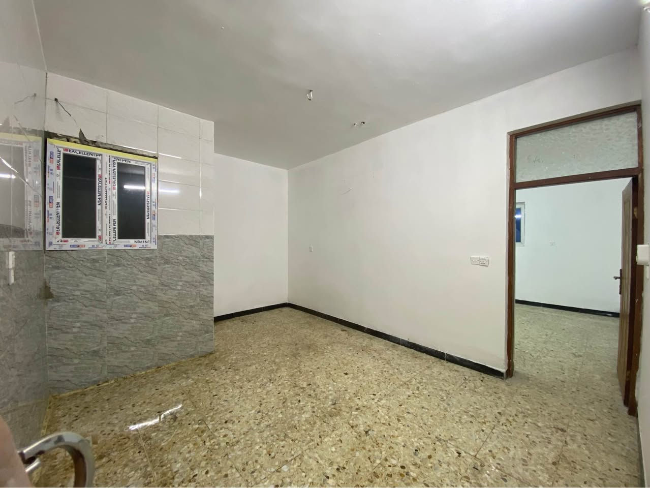 شقة طابق ارضي للايجار
الموقع الكرادة ساحة الاندلس خلف مستشفى الشيخ زايد مباشرة .. بالقرب من الجوازات العامة و كلية الاسراء ومستشفى ابن الهيثم…
تتكون من غرفتين مساحة كل غرفة ٥ في ٤ متر بالاضافة الى حمام و صالة مع مطبخ ستوديو
تحتوي خط مولد و خط انترنت 
للاستفسار الاتصال على الرقم *********** متوفر واتساب بغداد, العراق
