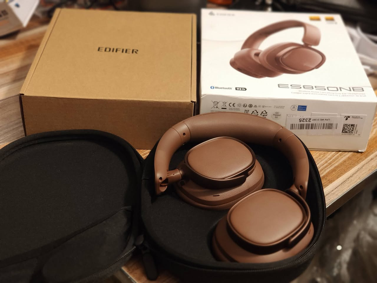 Edifier ES850NB –
 سماعة رأس احترافية مع عزل ضوضاء
🔹 نوع السماعة: Over-Ear (تغطي الأذن بالكامل)
🔹 اتصال: بلوتوث 5.4
🔹 تدعم ترميزات: LDAC / AAC / SBC (صوت عالي الدقة)
🔹 شهادة: Hi-Res Audio + Hi-Res Wireless
🔊 الصوت: ▪️ درايفر 40 ملم بطبقة تيتانيوم
▪️ مدى التردد: 20Hz – 40kHz
▪️ صوت نقي بتفاصيل عالية وباس عميق
🔇 عزل الضوضاء (ANC): ▪️ نظام Hybrid ANC
▪️ تقليل ضوضاء يصل إلى -45dB
▪️ أوضاع عزل متعددة + وضع الصوت المحيط
🔋 البطارية: ▪️ حتى 92 ساعة استخدام (بدون ANC)
▪️ حتى 53 ساعة (مع ANC)
▪️ شحن سريع – 15 دقيقة تعطي ساعات تشغيل إضافية
▪️ منفذ شحن USB-C
📞 المكالمات: ▪️ مايكروفون مدمج مع عزل ضوضاء بالذكاء الاصطناعي
▪️ إمكانية ربط جهازين بنفس الوقت (Multipoint)
🧳 التصميم: ▪️ خفيفة ومريحة للاستخدام الطويل
▪️ وسائد ناعمة
▪️ قابلة للطي
▪️ تأتي مع حافظة سفر أصلية
السعر 75 الف


**إذا كنت صاحب هذا الإعلان وتريد حذفه لأي سبب، رجاءا أرسل رسالة إلى الدعم الفني**