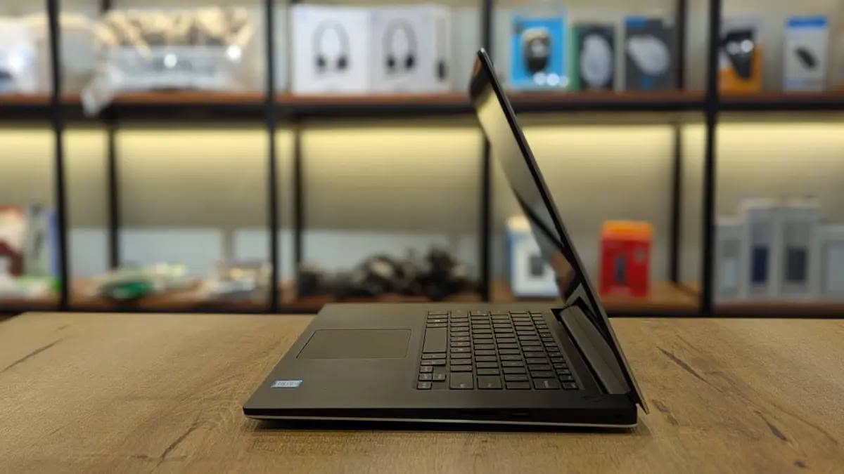 لابتوب Dell Precision 5550 للبيع
هذا اللابتوب مناسب للبرامج الهندسية والتصميم مثل AutoCAD وSolidWorks والمونتاج الاحترافي.
يشغل برامج المحاسبة وإدارة الأعمال والبرامج المكتبية بسرعة وسلاسة عالية.
ممتاز للشغل المتعدد وفتح عدد كبير من البرامج بنفس الوقت بفضل معالج H والرام 16GB.
يناسب المصممين والمبرمجين والطلاب وأصحاب الأعمال اللي يحتاجون جهاز قوي واعتمادي.
يكدر يشغل أغلب الألعاب بشكل جيد على إعدادات متوسطة إلى عالية حسب نوع اللعبة.
توفرت عدد 3 قطع

Dell Precision 5550
كوراي سفن جيل عاشر H

Core i7 - 10 H
رام 16 كيكا ددر4 

هارد 512 كيكا سسد ام تو 
512 SSD M.2 Hard Disk 

كرت شاشة خارجي نيفديا كوادرو T2000 حجم 4 كيكا
Nvidia Quadro T2000 - 4 Gb

كرت  شاشة داخلي  انتل  كرافكس 8 كيكا
Intel UHD GRAPHICS 630 - 8 GB
حجم  شاشة 15.6 فول اجدي 
15.6 inch 1920*1200 FHD 
كيبورد ضوئي ليزري عربي انكليزي

سعر 640 الف 
موجود توصيل


**إذا كنت صاحب هذا الإعلان وتريد حذفه لأي سبب، رجاءا أرسل رسالة إلى الدعم الفني**