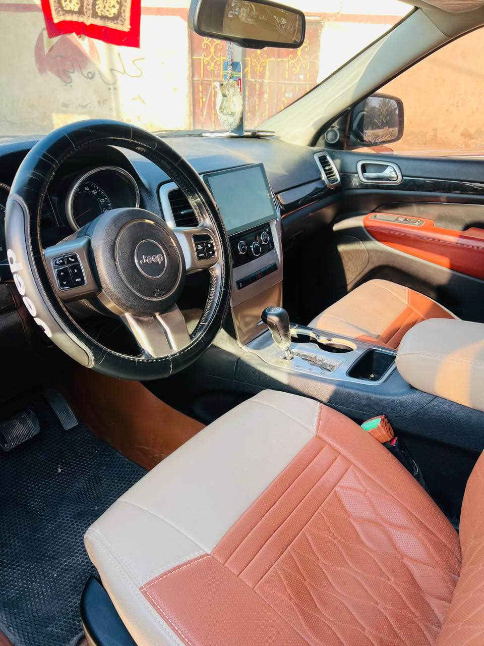 جيب لاريدو 2012 امريكي رقم بغداد سنويه 28مادور ثاني يوم
السيارة كلين عد بنيد مبدل لغرض التحديث
مكينه 3600 كير حدادية تخم تاير خير من الله مابيه نقص
مروس حسب القناعة السعر153 وبيه مجال مكان السيارة سماوة   الاتصال *********** السماوا, المثنى
