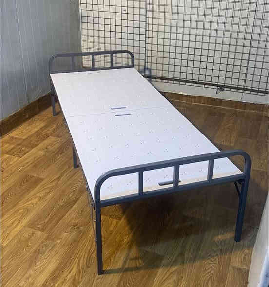 رجع توفر من جديد السرير الموديل العسكري يتطبك   الاطار حديد مربع الثقيل يتحمل اكثر من 200 كليو 
قياس العرض 80 في 200cm الطول ارتفاع 45 cm 
السعر 120. الف  
يوجد توصيل للكافة محافظات العراق 
للاستفسار والطلب يرجى التواصل على الرقم 0781 632 2337 واتساب للتواصل 
سما النهرين للاثاث المستورد
