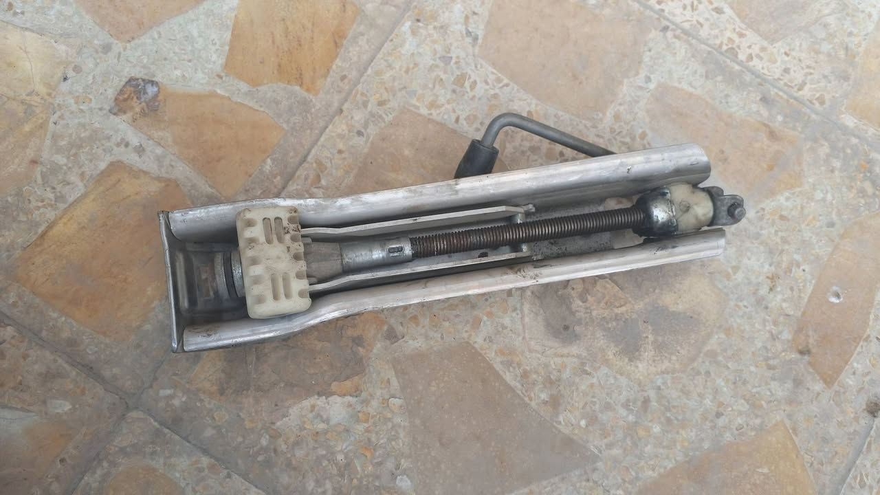 بعض القطع بيها اعطال بسيطة 
السلام عليكم غراض مارسدس W211
الدواسة 35
كمبريسر شغال 150
فج بريك امامي ايسر 40
قبق دبه راديتر 10
ستد قصير اصلي 5
ستد طويل تجاري 2
مسطرة ونوزلات كاملات عدد 60
جويتر 35
فابريتر تبريد 50
جك 25
شاشة اندرويد شغالة ١٠٠
مكاني البصرة الرقم ***********
