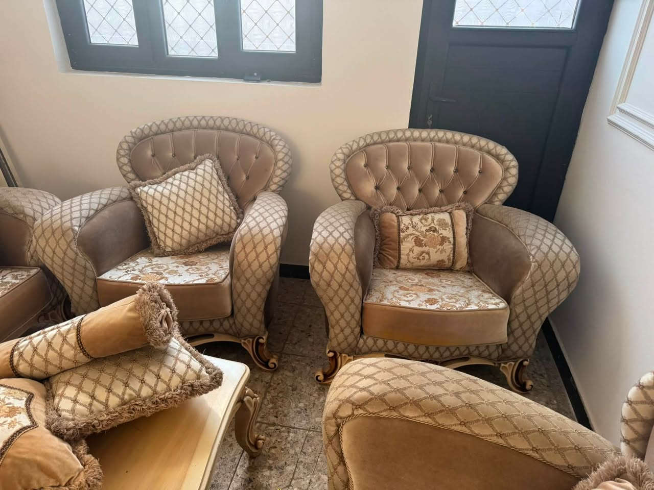 تخم 10 مقاعد جديد نضافة 80‎%‎ واكثر جديد الله شاهد اربع كراسي منفصل واثنين اكبار
التواصل 
***********
غير متواجد عل فيس 
بغداد الغدير
