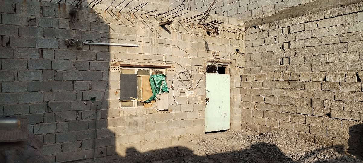 بيت للبيع نهاية شارع المصرف قرب شبكة ابو اسماعيل على اليسار 
البيت يحتاجلة ترميم وترتيب مثل ما موضح بالفيديو 
المساحة 120  الواجهه 7 
 لمعرفة السعر الرقم »  ***********   وبسعر مناسب جدا .
شارع تبليط ماء مجاري خدمات متوفرة
