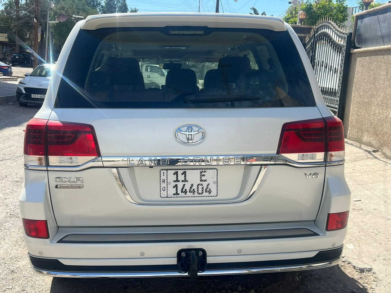 السلام عليكم  عندي سيارة لاندكروز موديل 2020 بحريني فول مواصفات 1/1   محرك 4000   رقم بغداد ممييز  6 سلندر  كراند تورنك   لون  ابيض  لؤلؤي  فقط بيها رصعة  بهلال إلجاملغ الخلفي مصلحة على البارد  ماتنعرف كد اصبع                                         ماشية 49 حقيقي                                كشتات كهرباء لون قرميدي.           مري جانبية قلاب شفط.            دشبول لكزس لون أسود.           صندوق كهرباء.                             ثلاث شاشات                                     8  ايرباك  فتحة  سقف سلايد وباقي المواصفات معروفة  سعرها 5700    خمس شدات وسبعين ورقة مكاني بغداد السيدية
*********** 
حتى لو مراوس راف فور خليجي موديل 23 24
