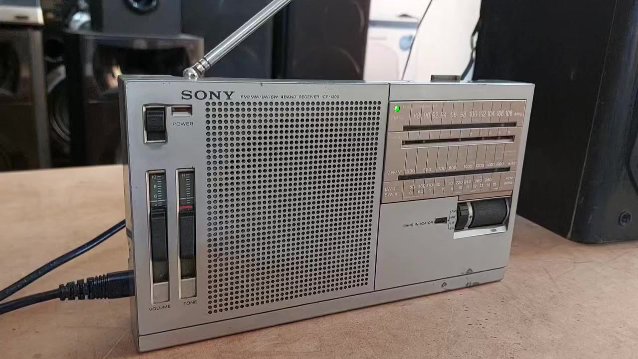 السلام عليكم.. عرض #2026003
راديو سوني SONY ICF-1200 
سحب واضح و نقي جدا، موضح في الفيديو.
يعمل بطاقة الباتري و كهرباء مباشر ..
شغال بدون عيب، نقص فقط ذراع التنقل (اليده). 
السعر نهائي 60 الف دينار عراقي .. توصيل مجاني..
 مكاني سليمانية... يوجد توصيل كافة المحافظات.
Mustafa Electronics 
Audio , Video & Electronics
Whatsapp: ***********
