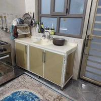 كاونتر نضيف وتفصال للبيع مترين ونص مع سنك متر ونص مع زاويه منفصله بس ٥...