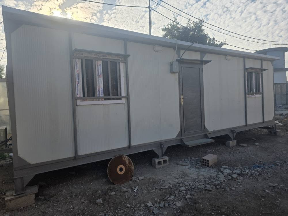 سلام علیكم
كرفانات وسكن للعمال كاملة یتكون من :
کل الکرفانات بها سبلت جدید
كرفان 3x6  عدد1
کرفان 3x3   عدد 4
كرفان مشتمل 3x3 یتكون من 6حمامات
کرفان 9x3    عدد1  مكتبین ومشتمل اخت الجدیدة
ثلاجة صغیرة  عدد 1
تخت  عدد 34
تنکی ماء بلاستیکي  2 عدد
مجمدة  1 عدد
قاطعة بلوك ترکي عدد 4
اسکلات   عدد 6
دراب و برمیل  عدد 10
مغسل  عدد 1
مكان بغداد  العلاوي
*********** بغداد, العراق
