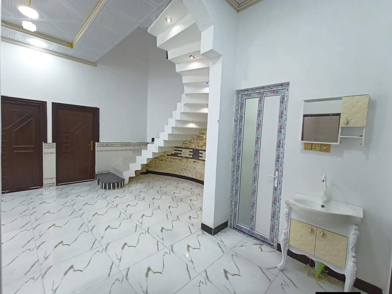 اسعد الله اوقاتكم بكل خير 🌹

عن توفر بيت للبيع  🏡
#مساحة  200 متر 
طابو زراعي عراقي وكاله ونسخه من طابو
يحتوي البيت على 🌟
غرفه نوم 2♦️
ديوان♦️
مطبخ
صاله♦️
صحيات داخلي وخارجي♦️

#البناءجديد  درجه اولى 
منطقه هدوئ
 ومتوفر بيها
جميع الخدمات  ماء كهرباء 
مدارس حكوميه ومدارس اهليه 
شارع 8 متر 
#السعر /105وبي مجال
#العنوان : بصره ابي الخصيب  
حمدان المعاريف  طريق سيد حامد

للاستفسار يرجى الاتصال
على الرقم***********
