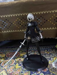 هذا مجسم شخصية 2B من لعبة "NieR: Automata"، وهو من إصدارات شركة سكوير ...