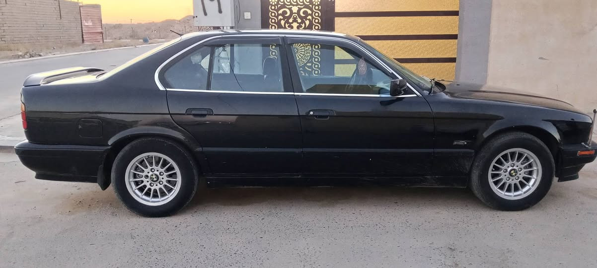 525 موديل 1994
محرك مسكر 
رقم انبار مشروع وطني 

تبريد ثلج 
صدر جديد 
بردة كهرباء 
كشنات m
بجم عريض 
سيارة بدون اي نقص 
غرفة جديدة
 بدون ضربة 
سعر 57.
مكاني تكريت ***********
