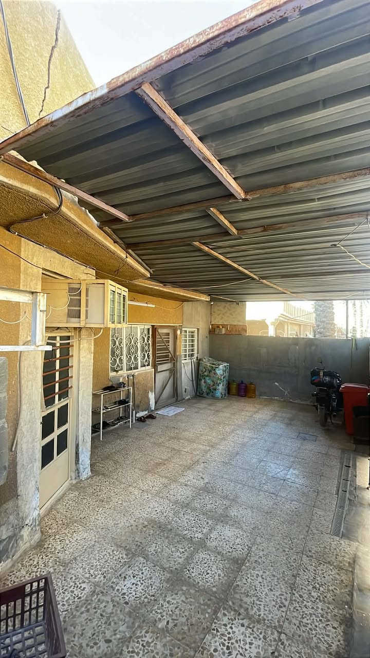 دار للبيع ١٥٠ متر طابقين كامل من كلشي
موقعه قريه حجي صبر قبل المشروع
جنس الارض مناصفه 
مواصفات الدار مدخلين 
كراج يسع سياره
مطبخ
استقبال + حولي
غرفتين نوم وحده كبيره وحده صغيره
صحيات 
وترك داير البيت
              الطابق الثاني 
غرفتين نفس الطابق الاول
وصحيات وبيتونه

سقف الطابق الثاني سندويج شغل مضبوط وسقف ثانوي
الطابق الاول كله كاشي حتى الكراج
الطابق الثاني كله بورسلين

للاستفسار الاتصال او مراسله موجود واتساب
***********
