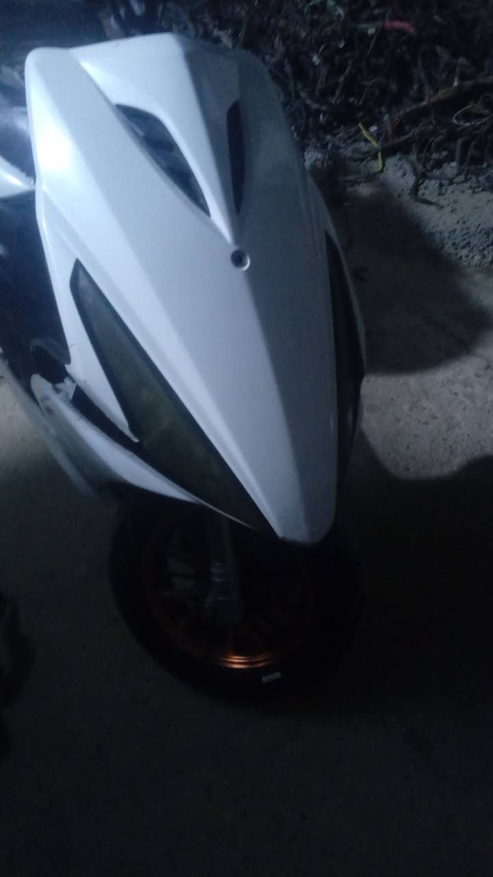 السلام عليكم ماكس مضلع للبيع دراجه متروكه شغاله بس ناقصها كابريتر وقبق هندر بيها تايرات جلاتين صدر أمامي خلفي رياضي كلج أمامي رياضي يدات رياضي مكينه 55 دراجه متروكه ابيعك كوم حديد لسعر250 وبيها مجال مكان سلمان باك ***********
