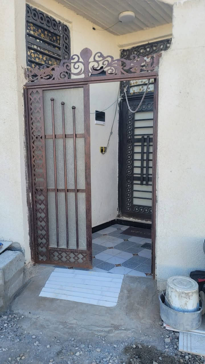 سلام عليكم توفر بيت للبيع بمساحه 63متر  العنوان الجزيره منطقت زين العابدين يتكون البيت غرفه وحده ومطبخ وحمامات داخليه وخارجيه وديوانيه السعر36 وبي مجال السقف كونكريت لبيت مرتب 
للستفسار ***********
