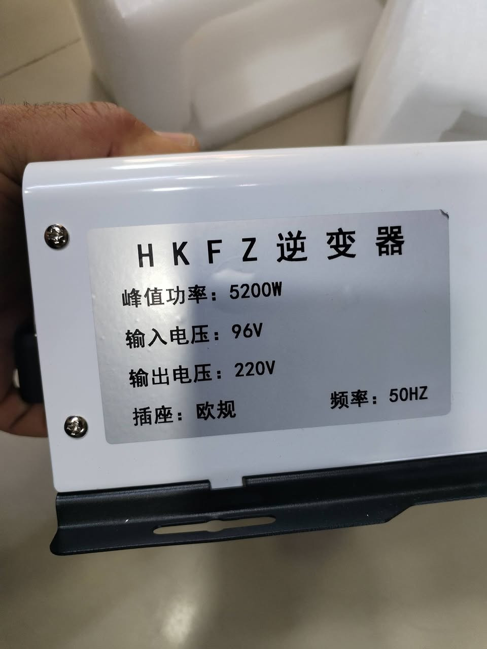 الجهاز هو عاكس طاقة (Inverter) من نوع موجة جيبية نقية (Pure Sine Wave)، يستخدم لتحويل التيار المستمر من البطاريات إلى تيار متردد لتشغيل الأجهزة المنزلية. 
نوع الموجة: موجة جيبية نقية، وهي آمنة للأجهزة الحساسة.
المميزات: يحتوي على شاشة عرض متعددة الوظائف (Multifunction Display) لمراقبة الأداء.
الملحقات: يأتي مع كابلات توصيل حمراء وسوداء للبطارية.
الاستخدام: مثالي لأنظمة الطاقة الشمسية والاحتياطية
.قدرة الذروة: 5200 واط.
جهد الإدخال (DC): 96 فولت.
جهد الإخراج (AC): 220 فولت.
التردد: 50 هرتز.
نوع القابس: قياسي أوروبي


**إذا كنت صاحب هذا الإعلان وتريد حذفه لأي سبب، رجاءا أرسل رسالة إلى الدعم الفني**