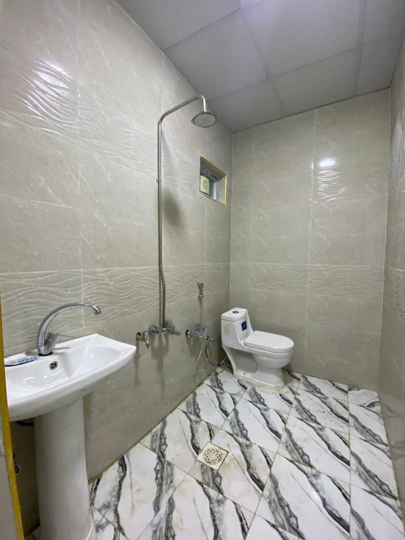 #للايجار  في السيديه 
🔹 دار حديث وجديد بالكامل – طابقين
📍 الموقع : السيدية / التصنيع

📐 المساحة : 85 متر

💎 تفاصيل الدار :

🔸 الطابق الأرضي :
🚗 كراج
🛋️ استقبال مرتب وواسع
🍽️ مطبخ
🛏️ غرفة نوم
🚿 صحيات
🌤️ منور

🔸 الطابق الثاني :
🛏️ 2 غرف نوم
🚿 صحيات
🌅 سطح مرتب

✅ الدار جديد وجاهز للسكن فوراً
✅ تشطيب نظيف وموقع ممتاز
✅ مناسب للعوائل الباحثة عن الراحة والهدوء

💰 الإيجار : مليون دينار قفل شهرياً

📞 للاستفسار :
***********
