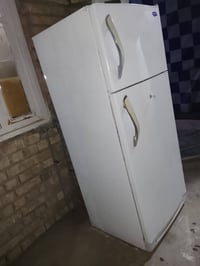 ثلاجة كبيرة • تجمد وتبرد • نظيفة