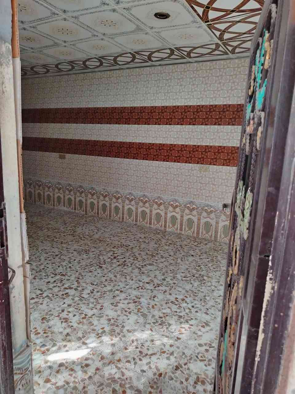 بيت مساحة ٢٢٥ متر بناء بلوك غرفتين وصاله ومطبخ إستقبال ارضيه كاشي الاستقبال والحوش
شارع كهوة بيت الطين القديم
شارع سيد علي آل بوشتيوي بالبدايه
يبعد عن الشارع الرئيسي مال النفط ١٠٠ متر
للإستفسار على الرقم ***********
