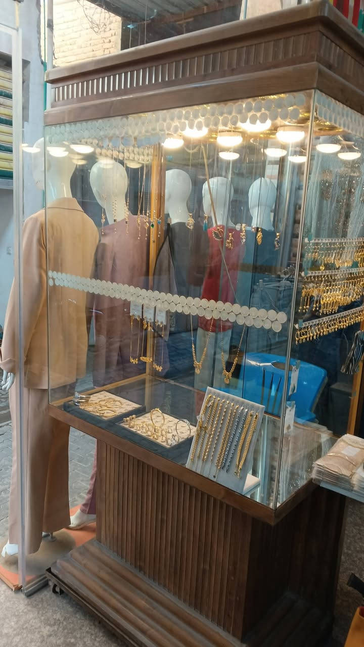 عارضة ذهب للبيع شغل درجة اولى حجم كبير
كهربائيات كامله
السعر 125 وبيها مجال  
عنوانها سوق الكوفة الكبير
هاتف / ***********
